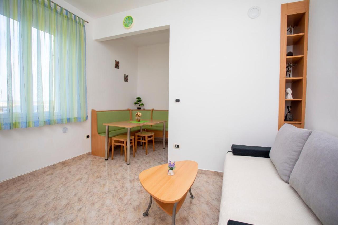 Apartman Lidija Koromacno Bagian luar foto