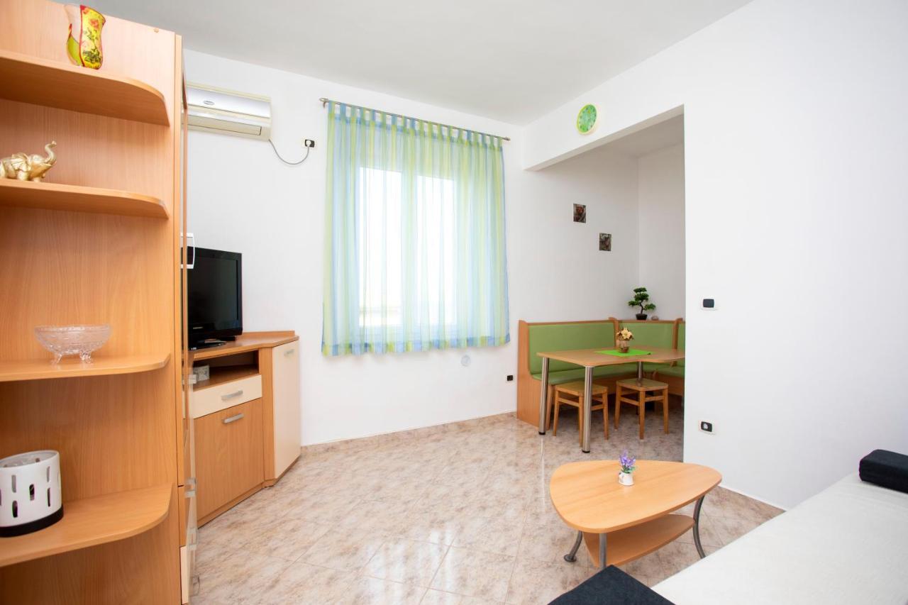 Apartman Lidija Koromacno Bagian luar foto